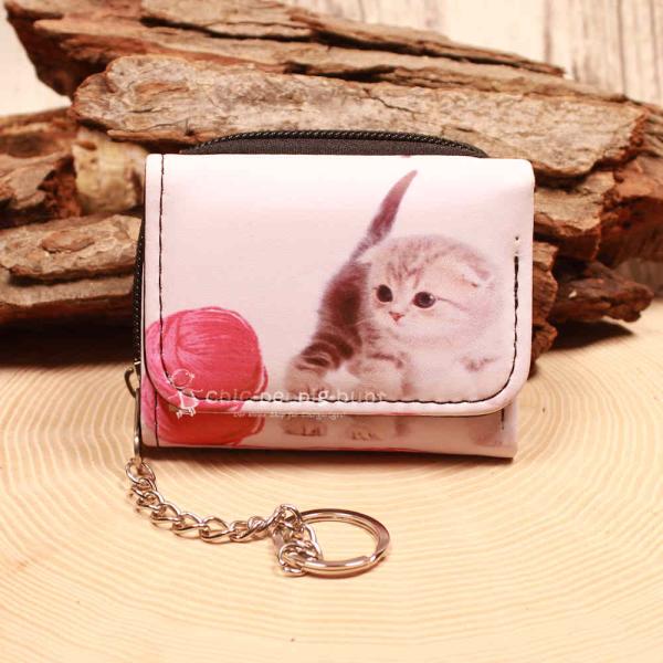 Kleiner grüner Kindergeldbeutel mit Fotodruck zwei spielender Katzen-Babys, Gliederkette und Schlüsselring.