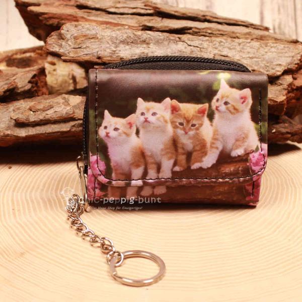 Kleiner bunter Kindergeldbeutel mit Fotodruck von zwei spielenden Katzenbabys, inklusive Gliederkette und Schlüsselring.