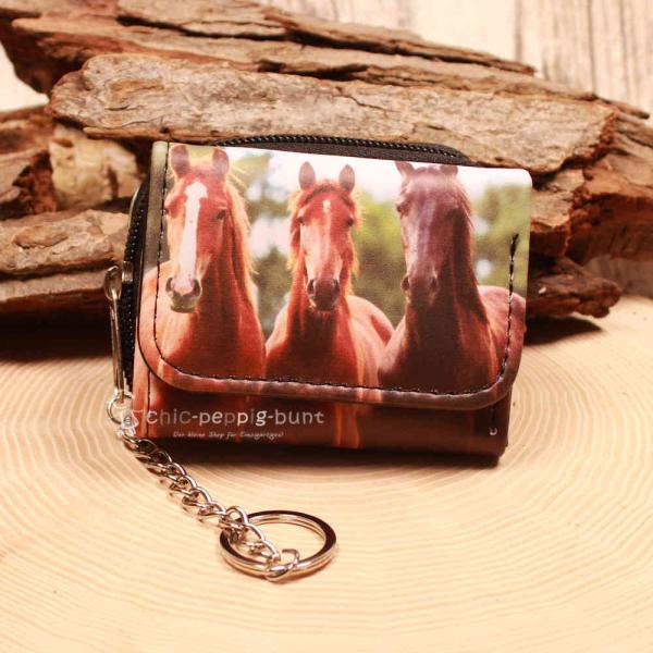 Bunter Mini-Geldbeutel mit Fotodruck galoppierender Pferde, silberner Gliederkette und Schlüsselring aus Kunstleder.