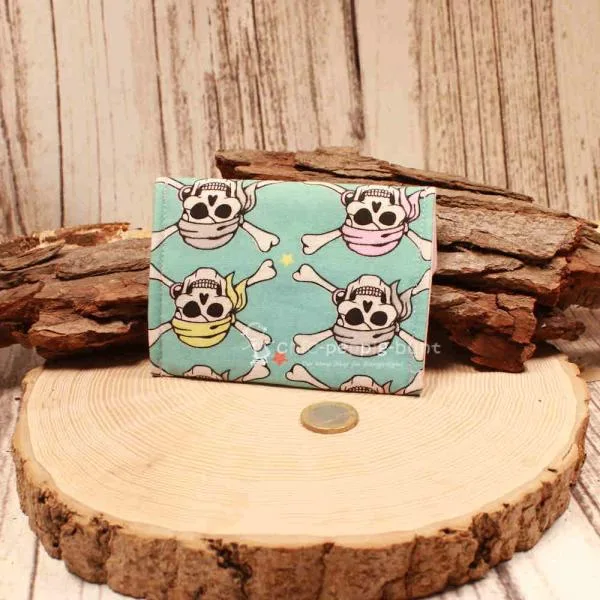 Geldbeutel mini - Stoff - 1 Fach blau Motiv Totenkopf/Knochen - geldbeutel mini kinder stoff 1fach druckknopf hellblau totenkopf knochen