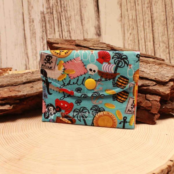 Entdecke den kleinen handmade Geldbeutel von chic-peppig-bunt! Piraten-Design, Platz für EC-Karten & Münzen (10,5x9 cm). Jetzt direkt online kaufen!