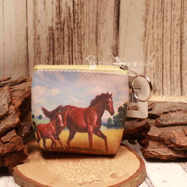 Detailaufnahme des robusten Reißverschlusses an dem kompakten Pferde-Portemonnaie aus Kunstleder.