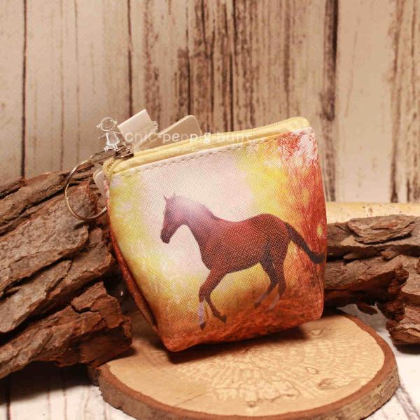 Pferde-Geldbörse mit Blick in das geräumige Hauptfach für Münzen und Scheine.