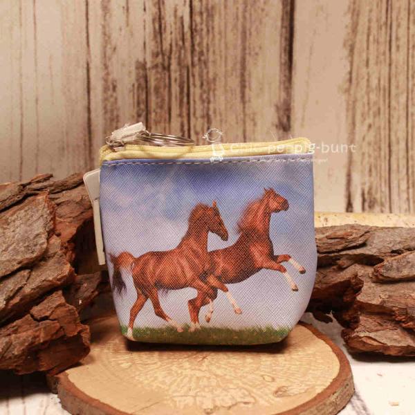 Detailaufnahme des robusten Reißverschlusses an dem kompakten Pferde-Portemonnaie.