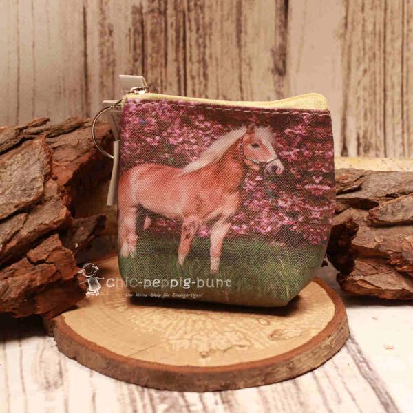 Kleiner brauner Geldbeutel aus Kunstleder mit fotorealistischem Pferde-Motiv und Reißverschluss.