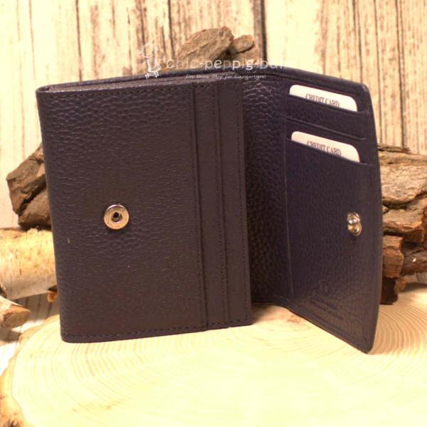 Detailansicht Portemonai unisex mit Außenfach mit Reißverschluss und Lederstruktur. Detailansicht Portemonai unisex mit Außenfach mit Reißverschluss und Lederstruktur.