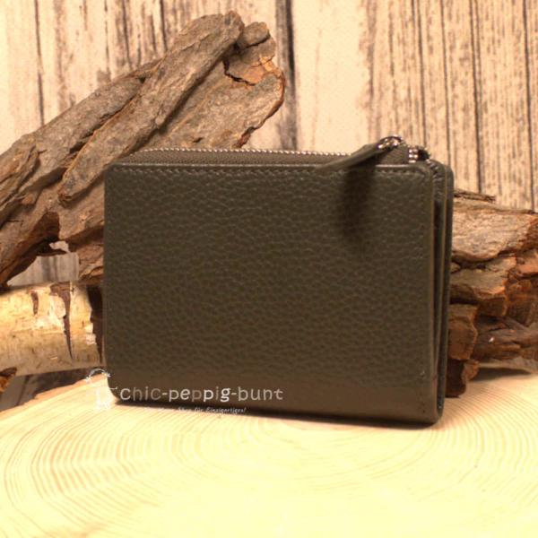 Elegante Geldbörse Unisex aus dunkelgrünem Leder im geschlossenen Zustand. Elegante Geldbörse Unisex aus dunkelgrünem Leder im geschlossenen Zustand.