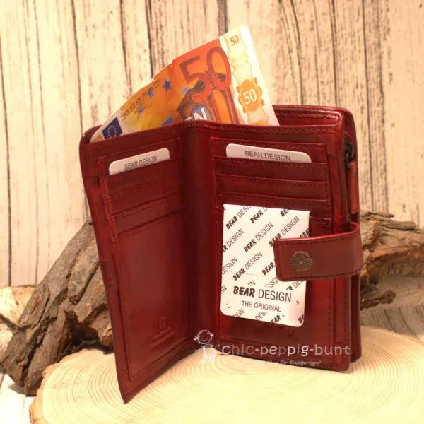 Detailansicht Portemonai unisex rotes Leder mit dekorativen Nieten und Außenreißverschluss.  Diese Beschreibung sollte Ihre Ku