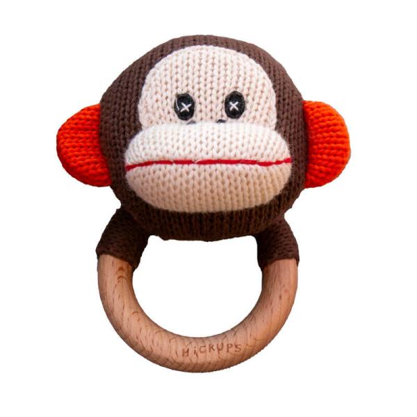 Handgestrickter Greifling Affe in Braun von HickUps mit Naturholzring, nachhaltiges Babyspielzeug für Jungen und Mädchen.