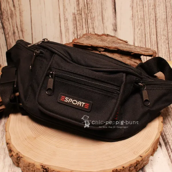 Schräge Ansicht der schwarzen Gürteltasche mit Fokus auf die 4 Reißverschlussfächer an der Vorderseite.