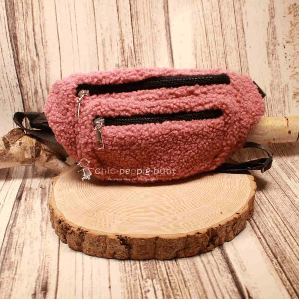 Flauschige altrosa Gürteltasche aus weichem Plüsch-Stoff mit Reißverschlussfächern.