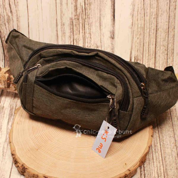 Lässige Trageweise der dunkelgrünen Hip Bag mit Gurtschnalle als Crossbody-Tasche über der Brust.