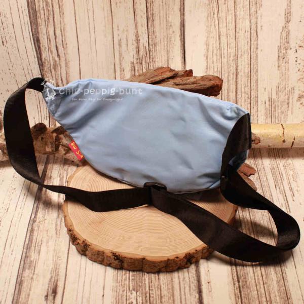 Rückseite der blauen Bauchtasche zur Ansicht der verstellbaren Gurtschnalle und des Steckverschlusses.