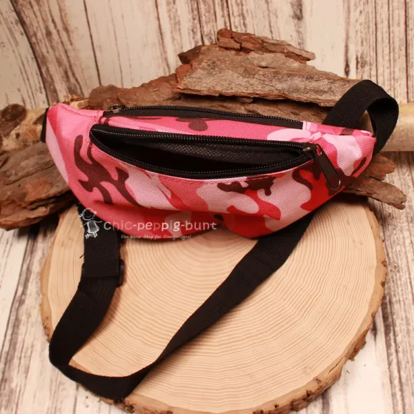 Geöffnete Ansicht des Reißverschlussfachs der pinken Kinder-Bauchtasche zur Verdeutlichung der geräumigen Fächer-Einteilung.