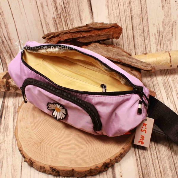 Trageweise der lila Hip Bag aus Nylon-Stoff als praktische Schultertasche mit Maßen 30x14 cm.