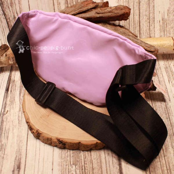 Rückseite der lila Bauchtasche zur Ansicht der verstellbaren Gurtschnalle und des Steckverschlusses.