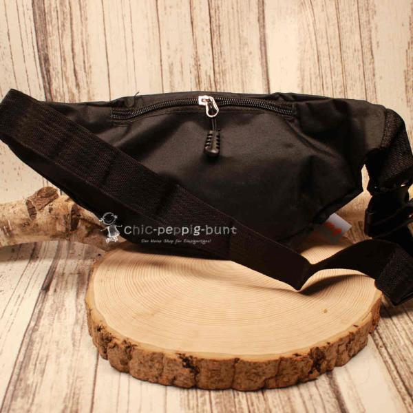 Rückseite der schwarzen Bauchtasche zur Ansicht des verdeckten Sicherheitsfachs und Klickverschlusses.
