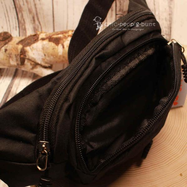 Lässige Trageweise der schwarzen Hip Bag mit Gurtschnalle als Crossbody-Tasche über der Brust.
