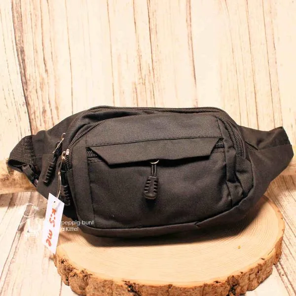Schwarze Gürteltasche mit drei Reißverschlussfächern auf der Vorderseite und verstellbarem Hüftgurt.