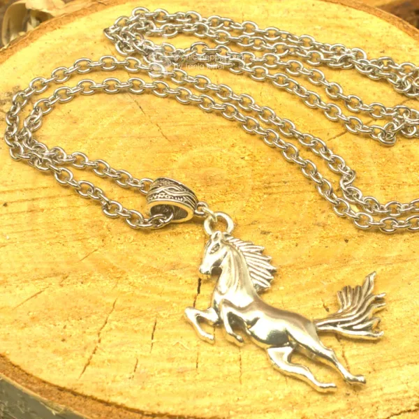 Metallkette mit steigendem Pferd