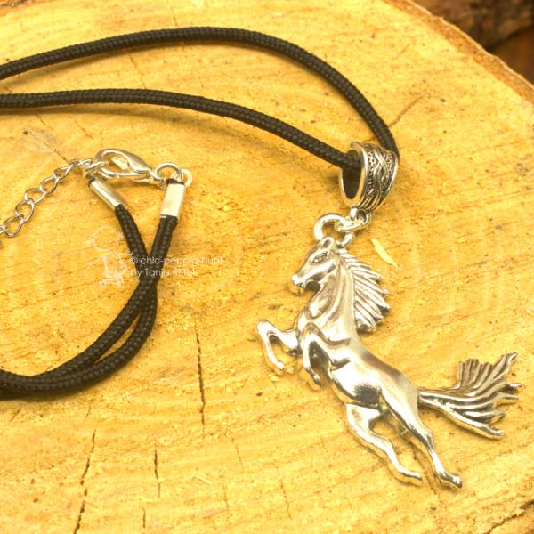 Halskette mit Pferd an Segelseil