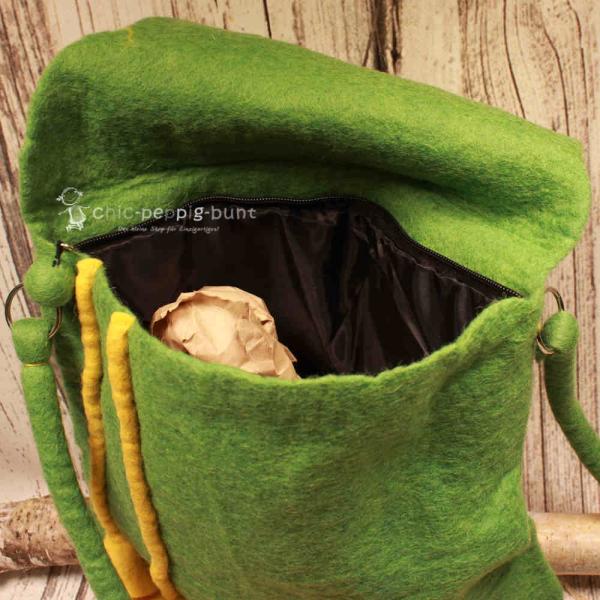 Umhängetasche filz grün mit gelber Calla Blüten