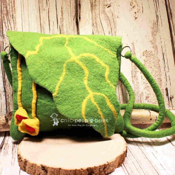 Handgefertigte graue Umhängetasche aus Filz mit Blatt-Überschlag, zwei gelben Calla-Blüten, Reißverschluss und extra langem runden Schulterband.