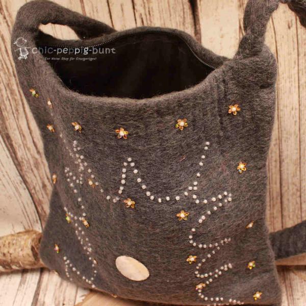 Umhängetasche filz grau Perlen bestickt