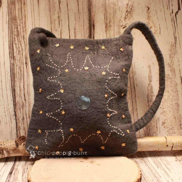 Handgefertigte graue Umhängetasche aus Filz mit bunter Perlenbestickung, Reißverschluss und flachem Schulterband auf hellem Untergrund.