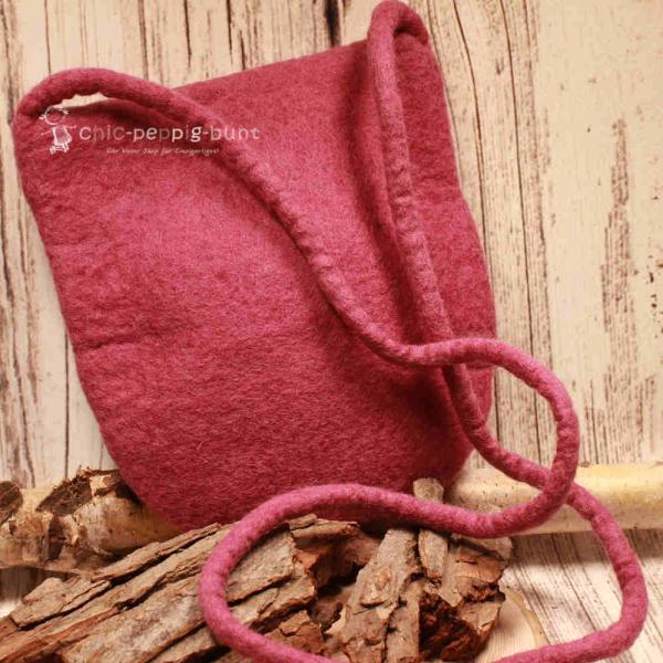 Umhängetasche filz altrosa mit Perle als Verschluss