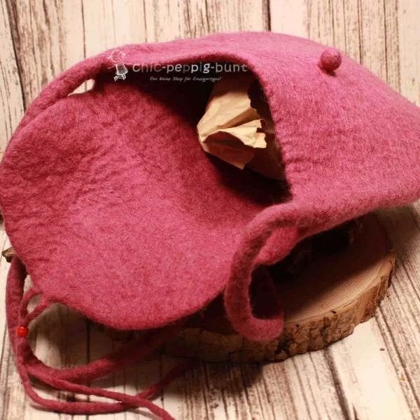 Umhängetasche filz altrosa mit Perle als Verschluss - handtasche filz knopf perle gross altrosa
