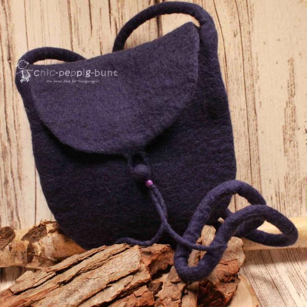 Flache dunkelblaue Handtasche aus Filz mit silbernem Knopfverschluss und langem Schulterband vor einem neutralen Hintergrund.