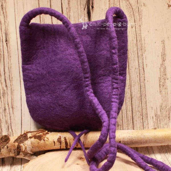 Umhängetasche filz lila mit Perle als Verschluss