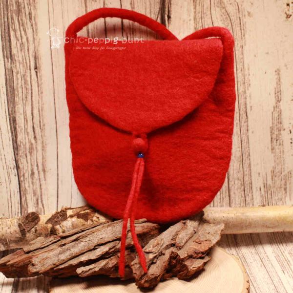 Flache rote Handtasche aus Filz mit silbernem Knopfverschluss und extra langem Schulterband, präsentiert vor einem neutralen Hintergrund.