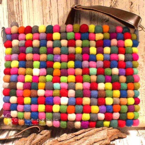 Detailansicht der Handtasche: Nahaufnahme der bunten Filzkugel-Textur, Maße 41 cm×30 cm. Detailansicht der Handtasche: Nahaufnahme der bunten Filzkugel-Textur, Maße 41 cm×30 cm.