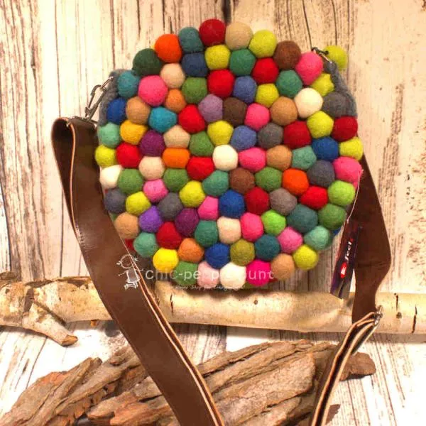 Unisex Handtasche rund aus bunten Filzkugeln mit stabilem Lederriemen.