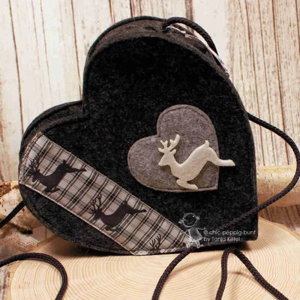 Rückseite der Weidräwöl Filztasche mit weißem Hirsch auf hellgrauem Herz