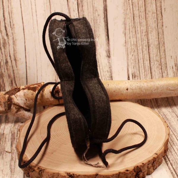 Detailaufnahme der 5 cm tiefen Trachten-Handtasche mit dunkelgrauer Stoffkordel.