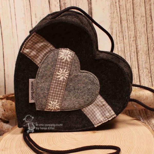 Rückseite der Weidräwöl Filztasche mit hellgrauem Herz und Edelweißbordüre.