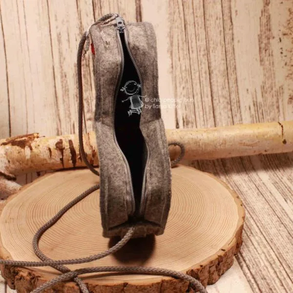 Detailansicht der 5 cm tiefen Trachten-Handtasche mit hellgrauer Kordel von Weidräwöl.