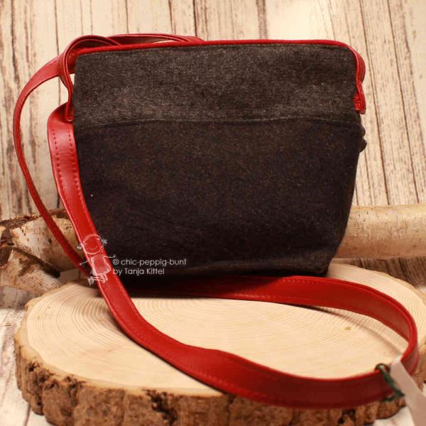 Rückseite der kompakten Handtasche zur Darstellung der sauberen Filz-Verarbeitung von Reburg-Artdesign.