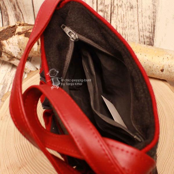 DDetailansicht der geöffneten Filztasche mit Reißverschluss, großem Innenfach und kleinem Zusatzfach.