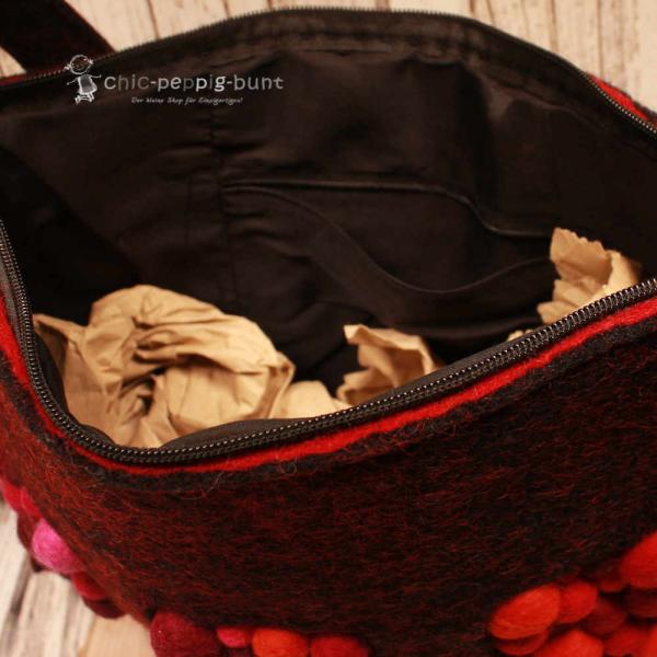 Umhängetasche filz rot - schwarz Bommeln pink/lila