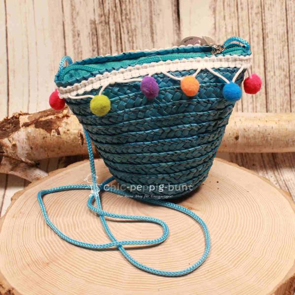 Kleine runde Korbtasche für Kinder aus natürlichem Rattan mit langer Kordel-Schulterband.