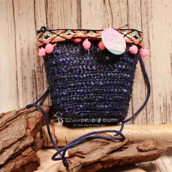 Blaue runde Korbtasche für Kinder aus Rattan mit pinken Bommeln, Bordüre und Stoff-Innenfutter.