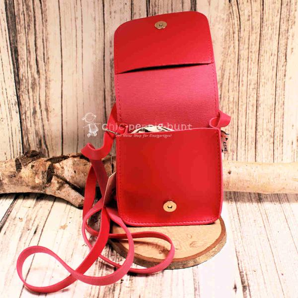 Geöffnete pinke Handtasche mit Blick auf das große Innenfach und den goldenen Magnetknopf.