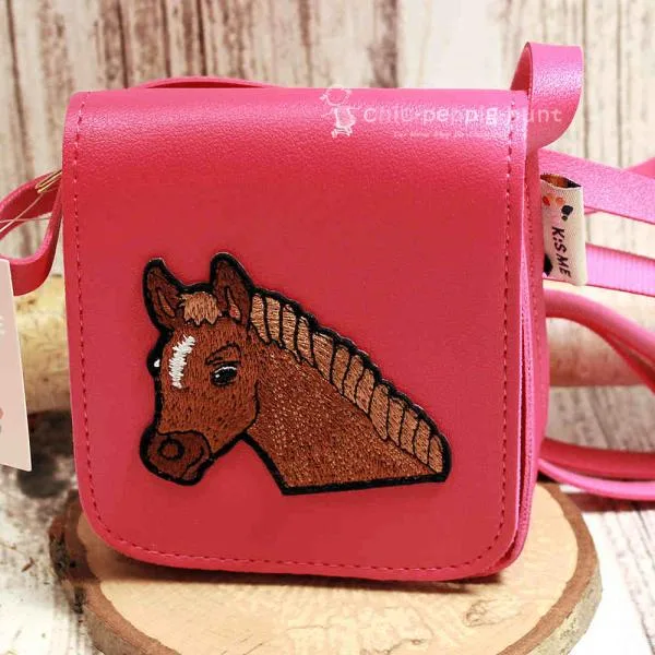 Pinke Kindertasche mit aufgesticktem braunem Pferdekopf und verstellbarem Schultergurt.