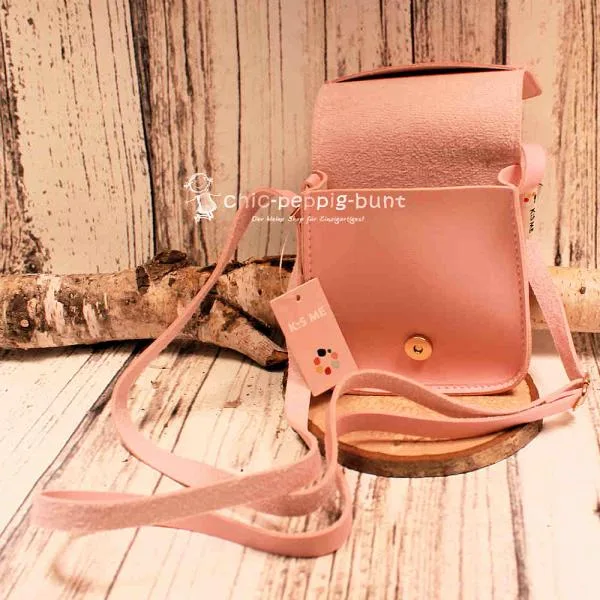 Nahaufnahme des braunen Pferdekopf-Logos auf der rosa Kindertasche als hochwertiges Detail.