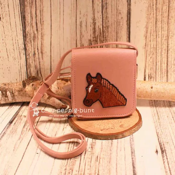 Rosa Handtasche für Kinder mit aufgesticktem braunem Pferdekopf und verstellbarem Schultergurt.