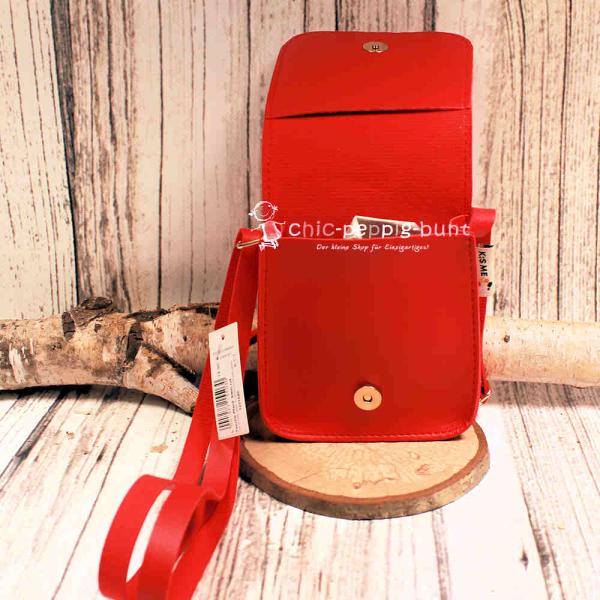 Geöffnete rote Handtasche für Kinder mit Blick auf das große Innenfach und den Magnetverschluss.